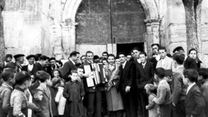 Fiesta en la Puerta de la Iglesia