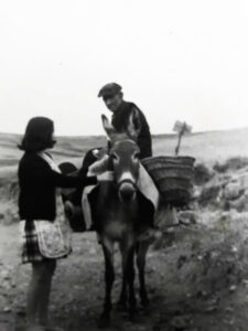 Ester y hombre sobre mula