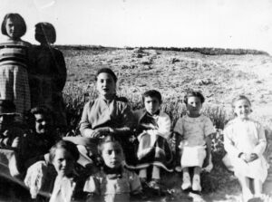 La maestra Consuelo Molina junto a alumnas