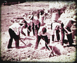 Hombres picando en las ruinas