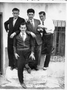 Grupo de amigos en la puerta de una casa