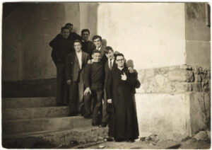 Grupo de amigos en la puerta de la Iglesia