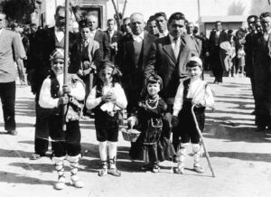 Niños vestidos de serranos