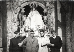 Grupos de hombres junto a la Virgen