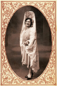 Luciendo la mantilla española